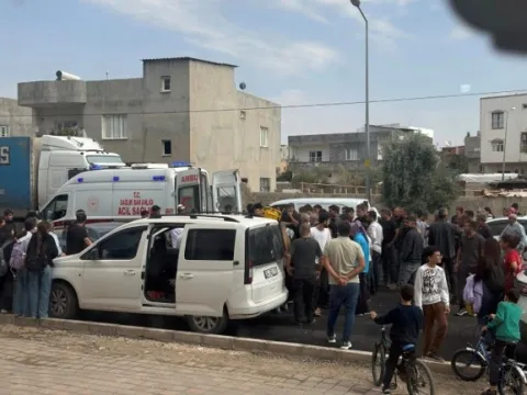Park halindeki araçtan iniyordu: Otomobilin çocuğa çarptığı anlar kamerada - fotoğraf 5