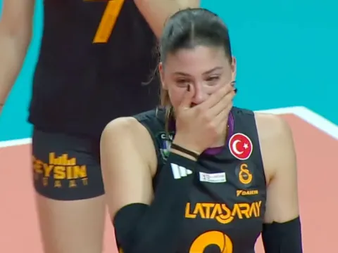 Sakatlık sonrası İlkin Aydın gözyaşlarını tutamadı! VakıfBank-Galatasaray maçına damga vuran anlar - fotoğraf 1