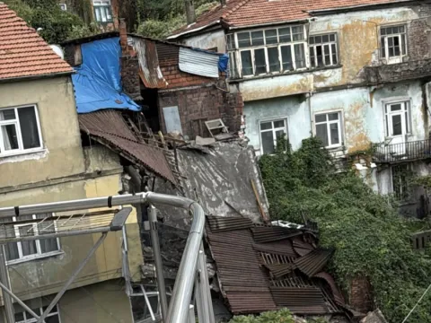 Sağanakta hasar gören ev tamamen çöktü - fotoğraf 2