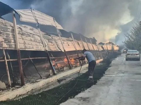 Son dakika! Aydın Kuşadası'nda yangın paniği: Alevler pazar yerini sardı - fotoğraf 3
