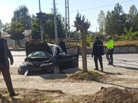 Van’da trafik ışıklarındaki kaza anı kamerada: 1 can kaybı, 4 yaralı - fotoğraf 4