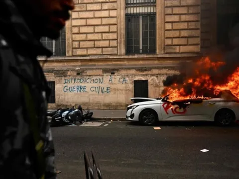 Fransa yangın yeri! On binler sokakta: Protestocular belediye binasını bastı - fotoğraf 3