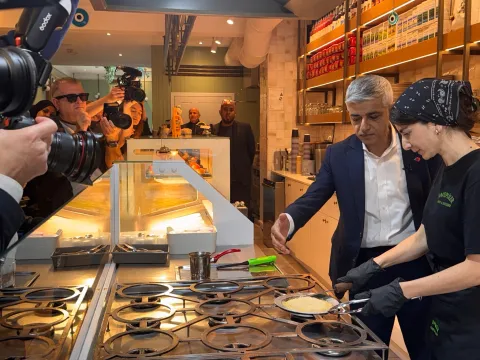 Londra Belediye Başkanı ocak başında künefe pişirdi: 'Başkanlık bitince bu işi yapacağım' - fotoğraf 1