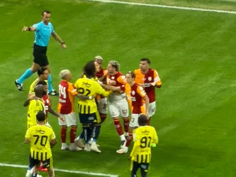 Derbinin 16. saniyesinde ortalık karıştı! Lukaku ve Abdülkerim birbirine girdi - fotoğraf 1