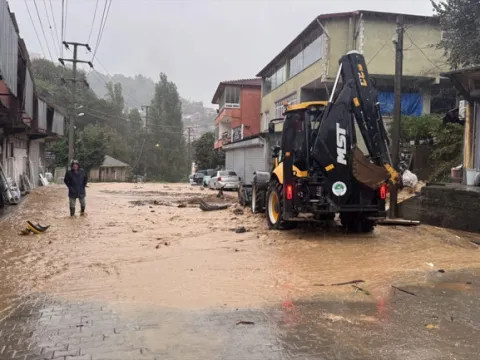 Bir kenti daha sağanak vurdu: Yollar göle döndü, iş yerlerini su bastı - fotoğraf 3