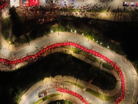 Antalya’da binlerce kişi Cumhuriyet için meşalelerle yürüdü - fotoğraf 1