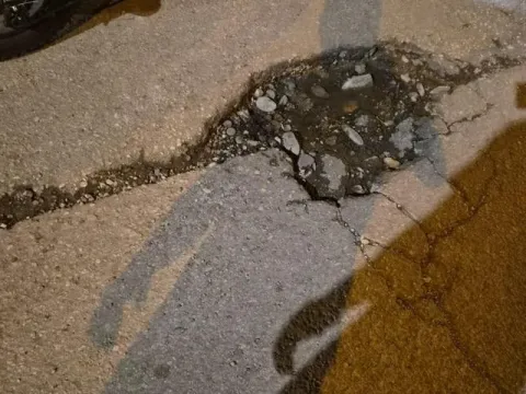 Adana’da yoldaki çukur baba ve kızını hastanelik etti - fotoğraf 3