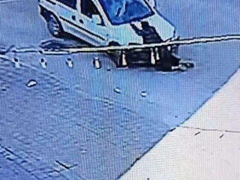 Aracından inen sürücü hayatının şokunu yaşadı - fotoğraf 3
