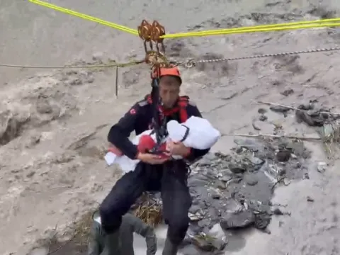 Selde bir bebeğin halatla tahliye edildiği anlar kamerada - fotoğraf 3