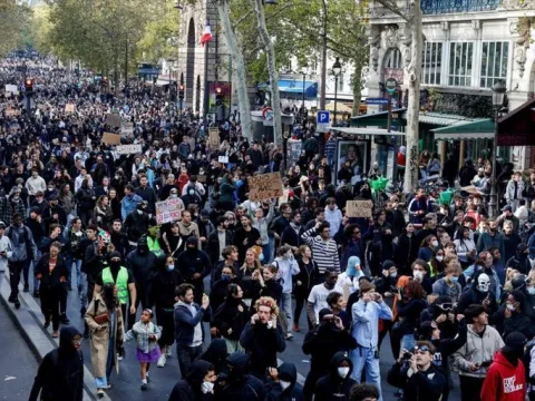 Fransa yangın yeri! On binler sokakta: Protestocular belediye binasını bastı - fotoğraf 4