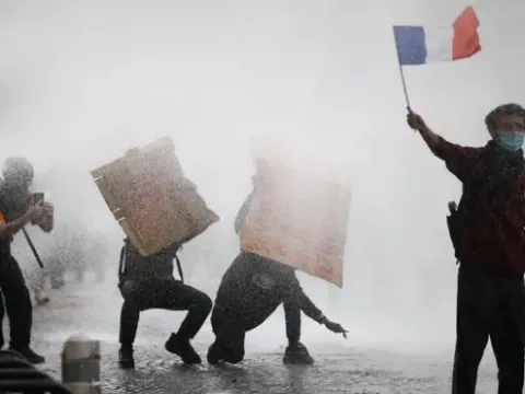 Paris'te ve Fransa genelinde protestocular polisle çatıştı - fotoğraf 4