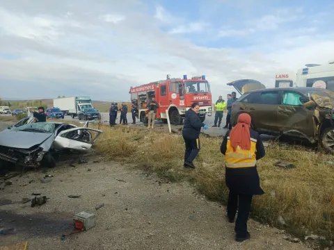 Çorum'da can pazarı! Feci kazada 4 kişi öldü, 2 kişi yaralandı - fotoğraf 1
