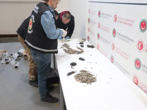 Kaçakçılara sınırda şafak baskını! Sikkeler, ok uçları ve yüzükler ele geçirildi - fotoğraf 3
