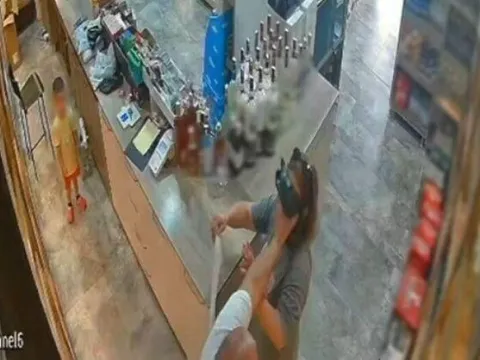 O anlar kamerada... Çocuğun önünde poşetle boğma girişimi - fotoğraf 3