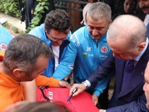 Cumhurbaşkanı Erdoğan, Fatih'te İstanbul Kastamonuspor yönetimini kabul etti - fotoğraf 2