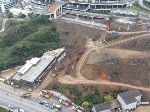 Kağıthane'de selde kayan toprak kaldırılıyor - fotoğraf 1
