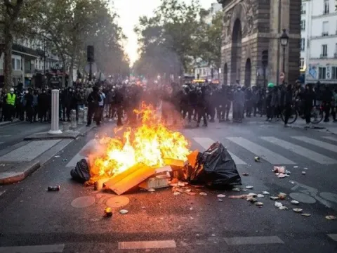 Fransa'da Paris ve bazı kentlerdeki kısmi sokağa çıkma yasağı uzatıldı - fotoğraf 3