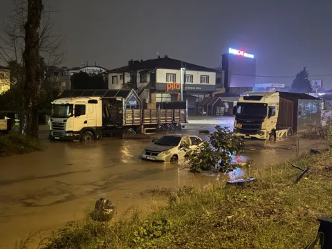 Kocaeli'de sağanak: Caddeler ve sokaklar göle döndü - fotoğraf 1