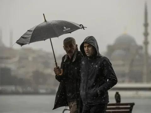 Yağmur şiddetlenecek, fırtına çıkacak. İstanbul'da bu saatlere dikkat - fotoğraf 1