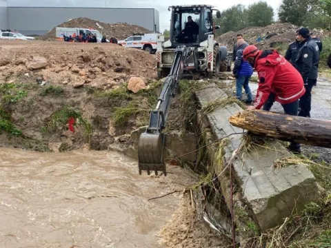 Kocaeli'de bir araç dereye düştü! Kayıp olduğu değerlendirilen kişi aranıyor - fotoğraf 2