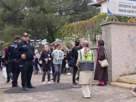 Okulda kimyasal paniği: 20 öğrenci hastaneye kaldırıldı - fotoğraf 1