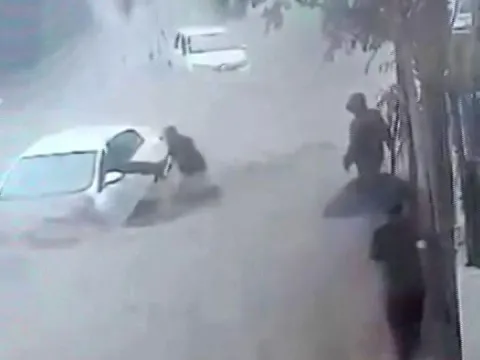 Kahraman esnaf! Canını hiçe sayıp sürücüyü kurtardı! - fotoğraf 1