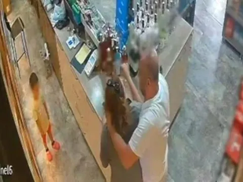 Vahşet anı kamerada: Çocuğunun önünde eşini boğmaya çalıştı - fotoğraf 1