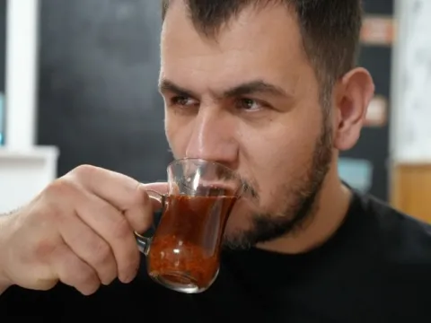 Çaya, tatlıya, suya pul biber döküyor! Samsunlu esnafın acı tutkusu şaşırtıyor - fotoğraf 3