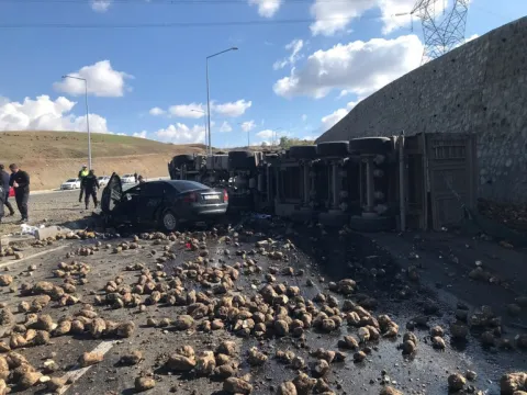 Feci kaza! Otomobil TIR ile çarpıştı: 4 ölü - fotoğraf 4