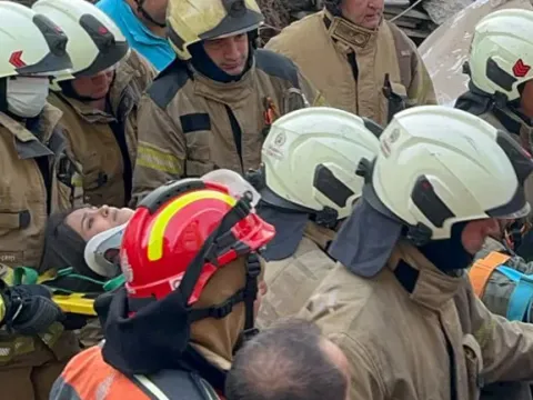 Maltepe’de çöken bina! Ekiplerin 7 yaşında kız çocuğunu kurtarma görüntüleri kamerada - fotoğraf 3
