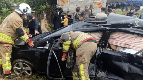 Raylarda can pazarı: Yük treni otomobili savurdu, anne kurtarılamadı!