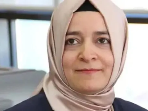 FATMA BETÜL SAYAN KAYA KİMDİR, KAÇ YAŞINDA, NERELİ? AK Parti'deki Görevlerinden Neden Ayrıldı? İşte Hayatı ve Siyasi Kariyeri - fotoğraf 1