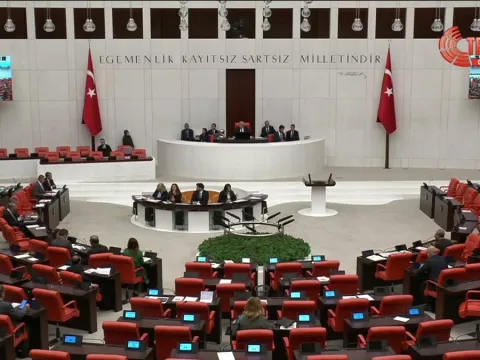 AKP'li Özlem Zengin'den 'fon krizi' çağrısı: Listenin tamamının açıklanmasını istiyorum - fotoğraf 1