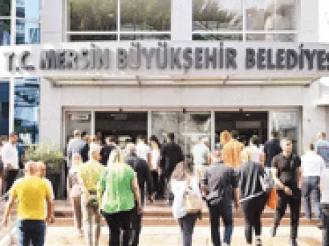 Mersin'de 3 belediyeye yönelik yolsuzluk soruşturmasında şüpheliler adliyeye sevk edildi - fotoğraf 4