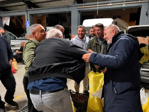 Kıyasıya pazarlık. Dışarıdan bakanlar kavga var sanıyor - fotoğraf 1