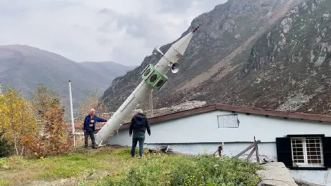Rize'de kış öncesi gelenek bozulmadı: Çığa karşı minareyi yere yatırdılar