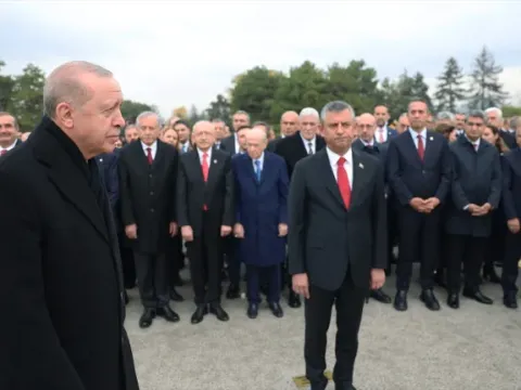 Anıtkabir'de dikkat çeken anlar! Kılıçdaroğlu tokalaştı, Özel arkasını dönmedi - fotoğraf 2