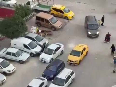 Dehşet anları anbean kamerada! Arabanın bagajına koyup kaçırdılar - fotoğraf 1