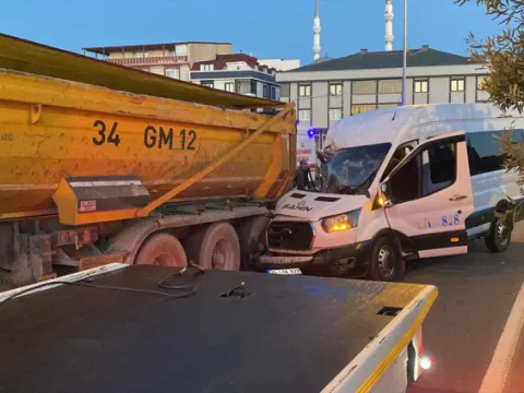 Arnavutköy'de işçi servisi hafriyat kamyonuna çarptı: 9 yaralı - fotoğraf 1