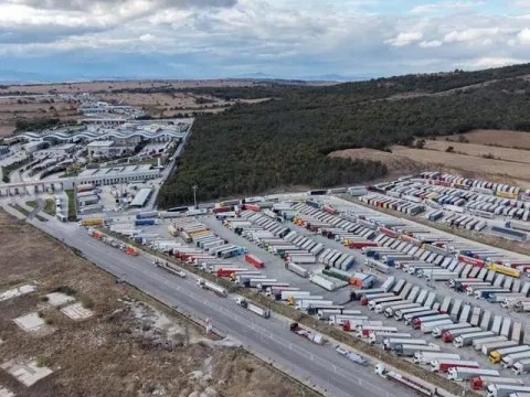Hamzabeyli Sınır Kapısı'nda TIR kuyruğu 30 kilometreyi buldu - fotoğraf 1