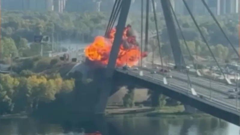 Rusya Kiev'de köprüleri vurmaya devam ediyor