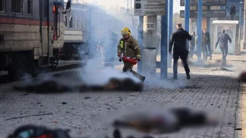 Rusya Ukrayna'da tren istasyonunu vurdu: 13 ölü, 10 yaralı