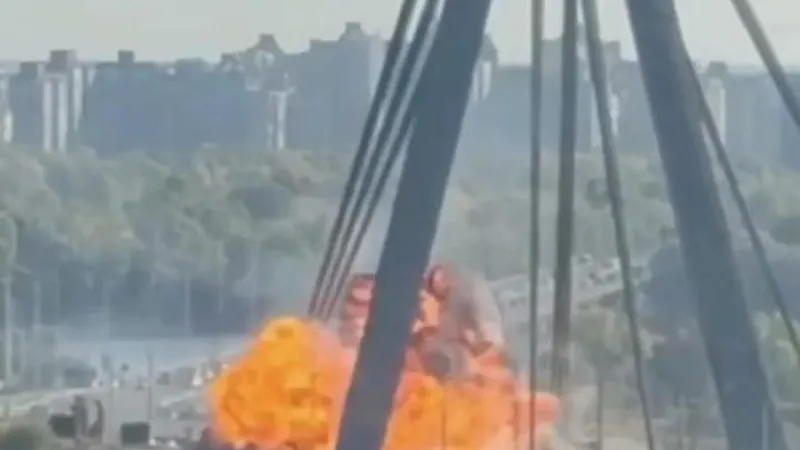 Rusya'dan Ukrayna'ya İHA saldırısı! Köprü ve 2 gemi vuruldu