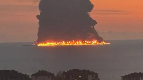 Rusya'nın Karadeniz açıklarında tankerde yangın çıktı
