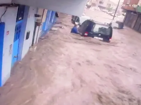 Ayazağa'daki sel felaketinde araçların üst üste bindiği anlar kamerada: Anlatılacak gibi değil - fotoğraf 3