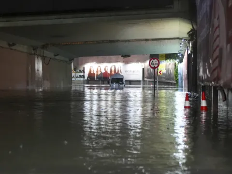 İstanbul'u sağanak vurdu: Yollar göle döndü, araçlar suya gömüldü - fotoğraf 5