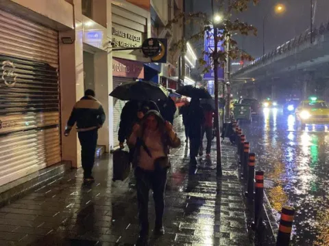 İstanbul'da beklenen yağmur başladı: Dışarı çıkan vatandaşlar zor anlar yaşadı - fotoğraf 5