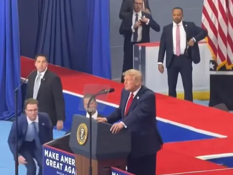 Trump'ın mitinginde dünyanın konuştuğu görüntüler - fotoğraf 1