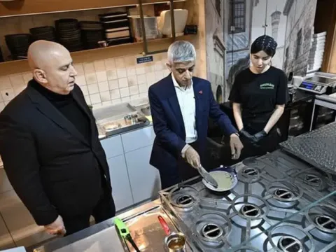 Londra Belediye Başkanı Khan, Türk restoranında künefe yaptı - fotoğraf 1