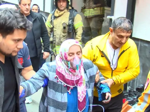 İstanbul'da 5 katlı binada can pazarı: 2 kişi hastaneye kaldırıldı - fotoğraf 3